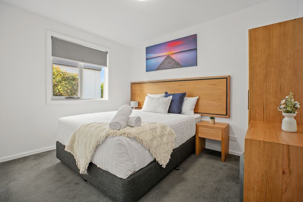 Tasman Holiday Parks - St Helens Bay Breeze Cabin Sleeps 6 2