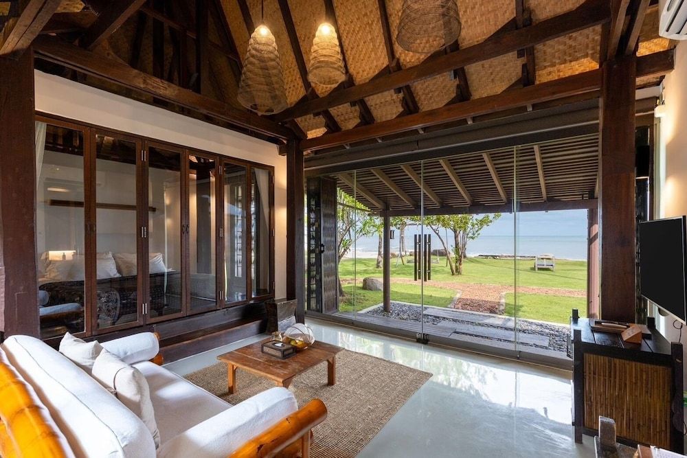 La A Natu Pranburi Beachfront Villa with Plunge Pool 4