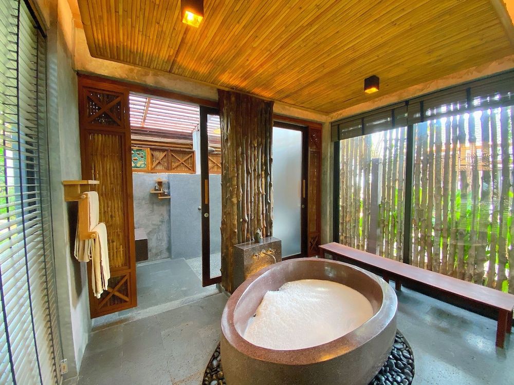 Portable bathtub seat