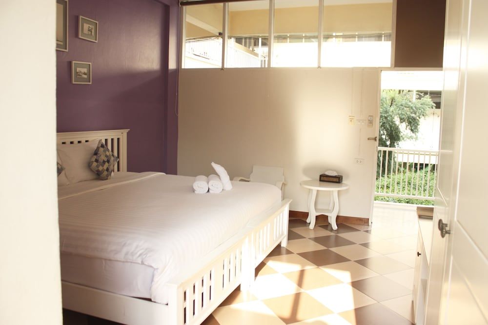 Feung Nakorn Balcony Rooms and Cafe Deluxe Room 2