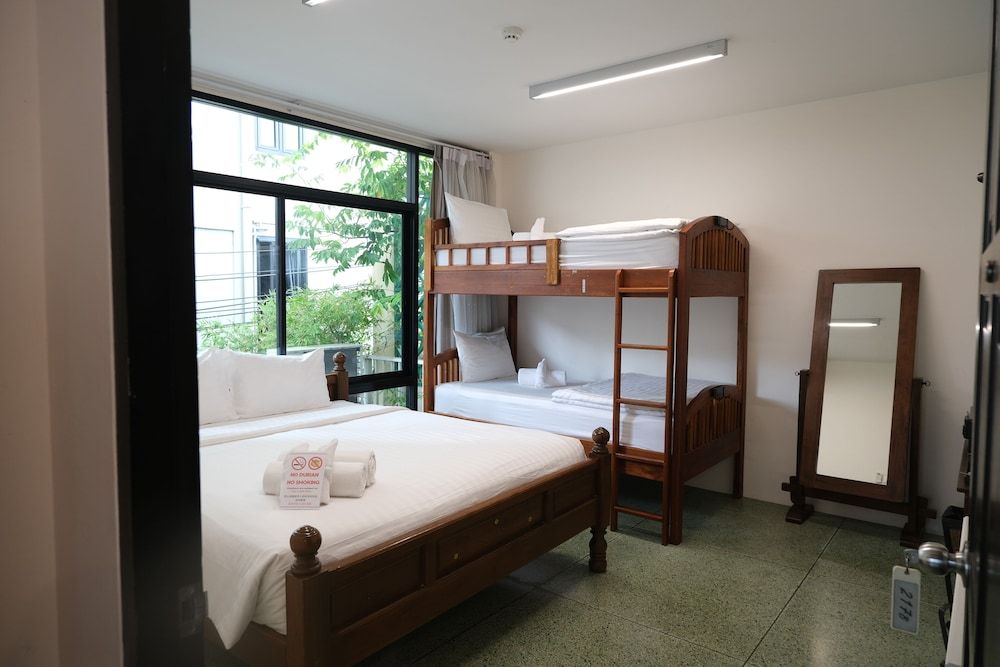 undefined Feung Nakorn Balcony Rooms and Cafe 5