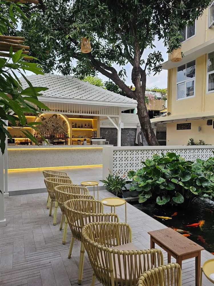 undefined Feung Nakorn Balcony Rooms and Cafe 2