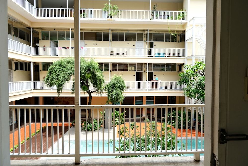 undefined Feung Nakorn Balcony Rooms and Cafe 8