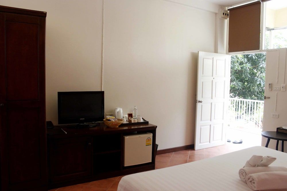 Feung Nakorn Balcony Rooms and Cafe Deluxe Room 5