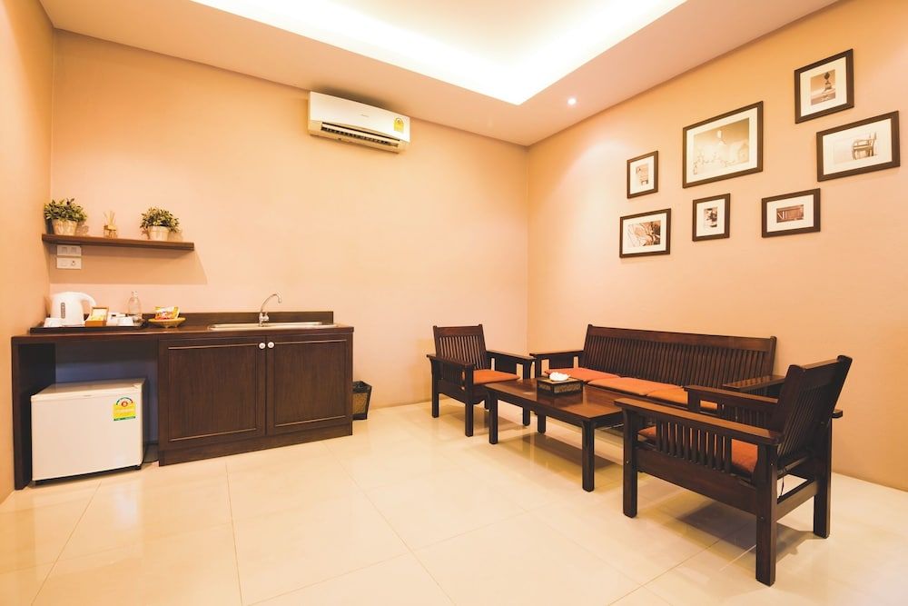 undefined Feung Nakorn Balcony Rooms and Cafe 4