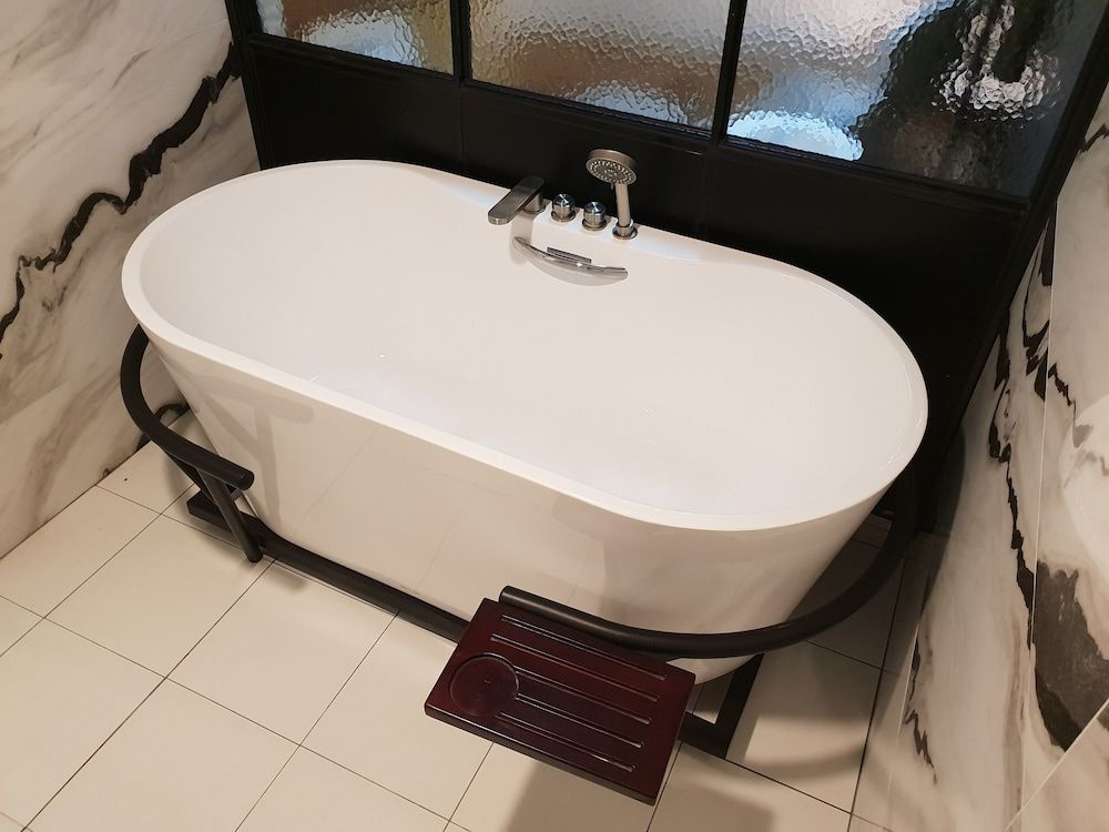 Deep Soaking Bathtub