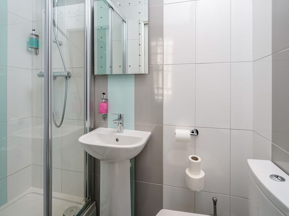 OYO Bakers Hotel London Victoria Standard Twin Room 5