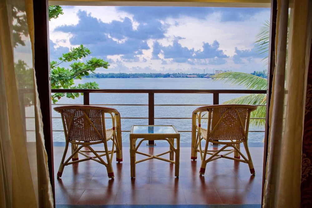 Sterling Lake Palace Alleppey Lake View Premium 3