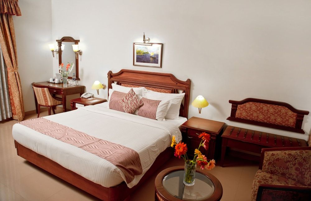 Sterling Lake Palace Alleppey Lake View Suite
