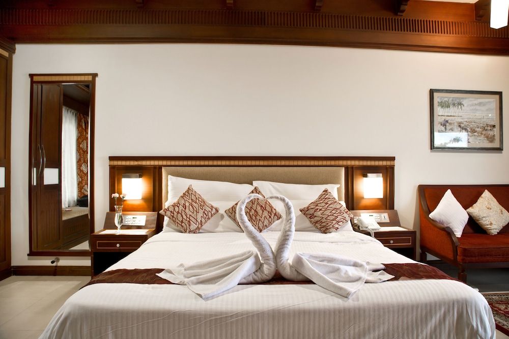 Sterling Lake Palace Alleppey Lake View Premium