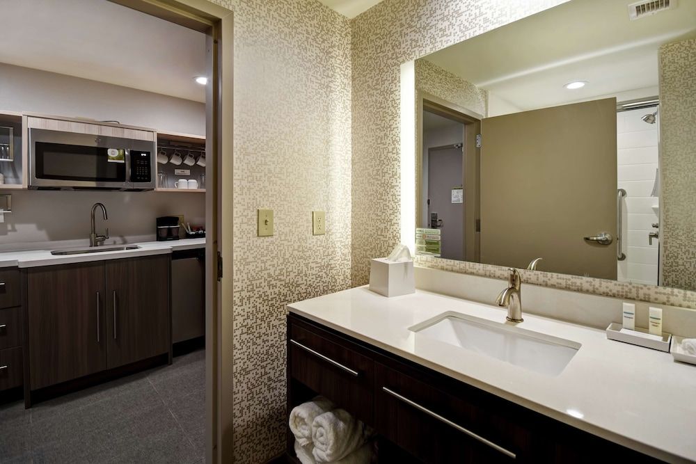 Suite, 1 King Bed, Accessible (Hearing)