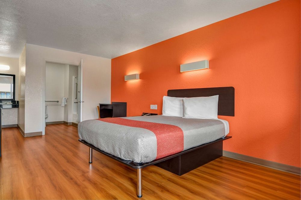 Motel 6 Moultrie, GA Standard Room, 1 Queen Bed, Accessible, Non Smoking 2