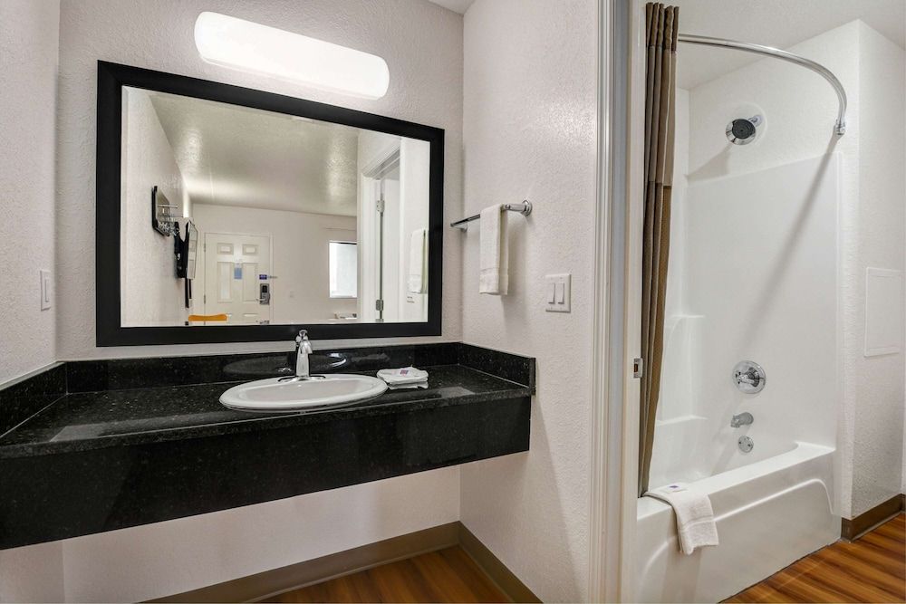 Motel 6 Moultrie, GA Standard Room, 2 Queen Beds, Non Smoking, Refrigerator & Microwave 5