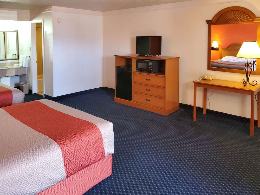Motel 6 Canon City, CO Deluxe Suite, 2 Queen Beds, Non Smoking, Refrigerator & Microwave 4