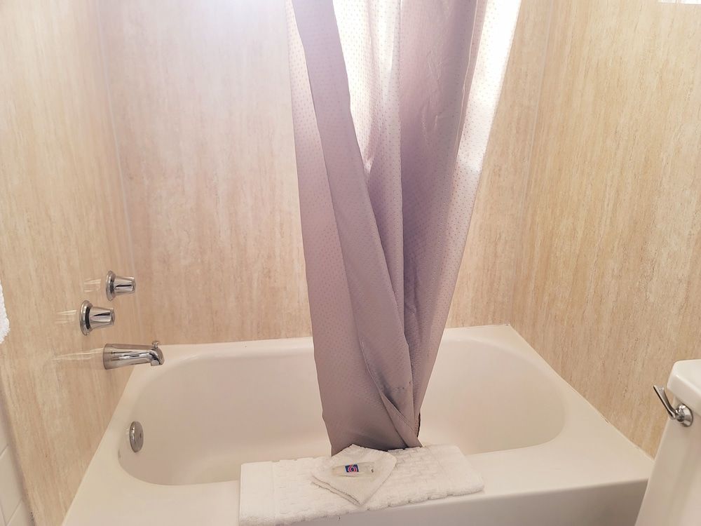 Motel 6 Canon City, CO Deluxe Room, 1 Queen Bed, Non Smoking, Refrigerator & Microwave 4