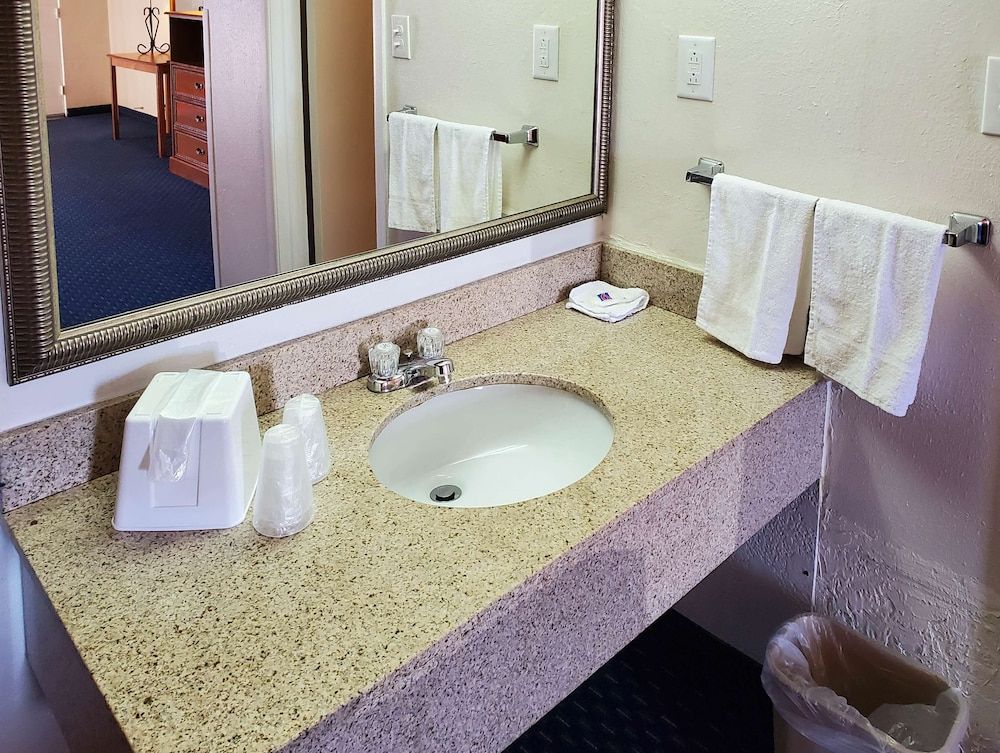 Motel 6 Canon City, CO Deluxe Suite, 2 Queen Beds, Non Smoking, Refrigerator & Microwave 10