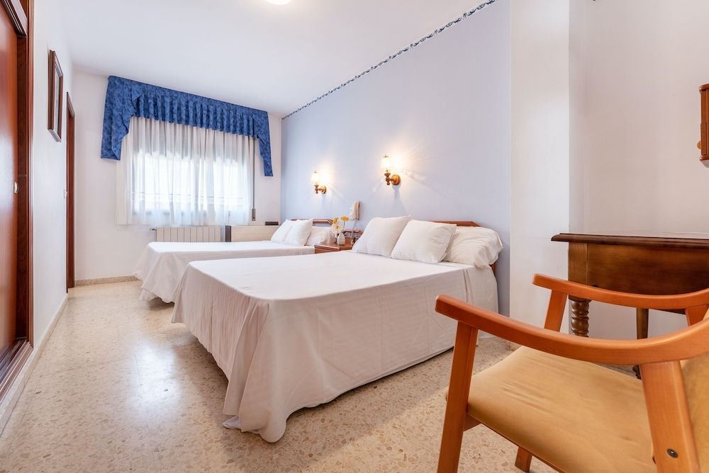 Hotel Canadá Standard Quadruple Room 2