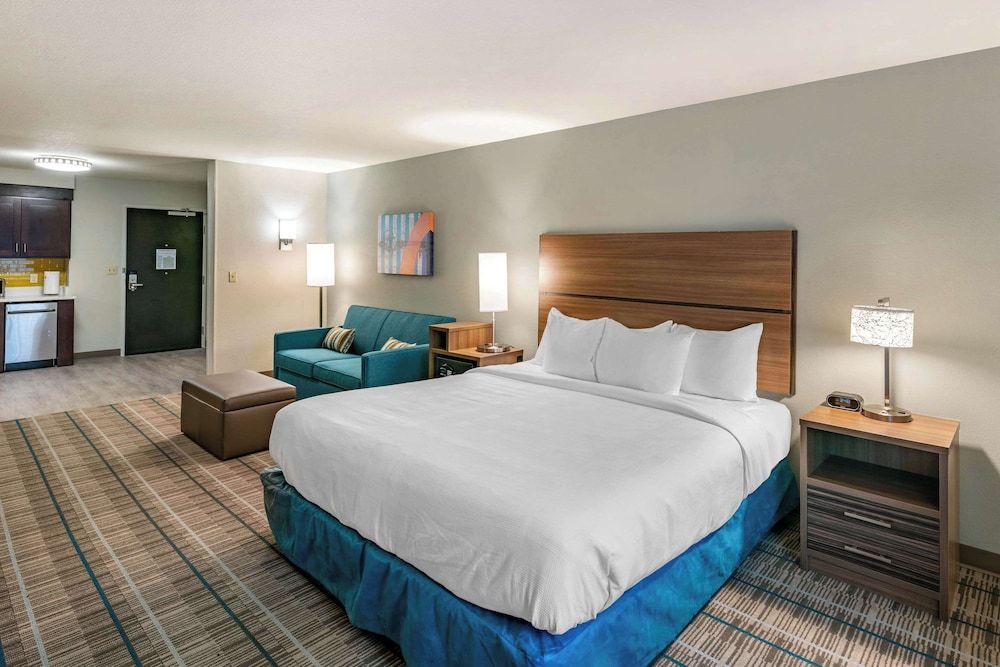 Suite, 1 King Bed, Accessible, Non Smoking