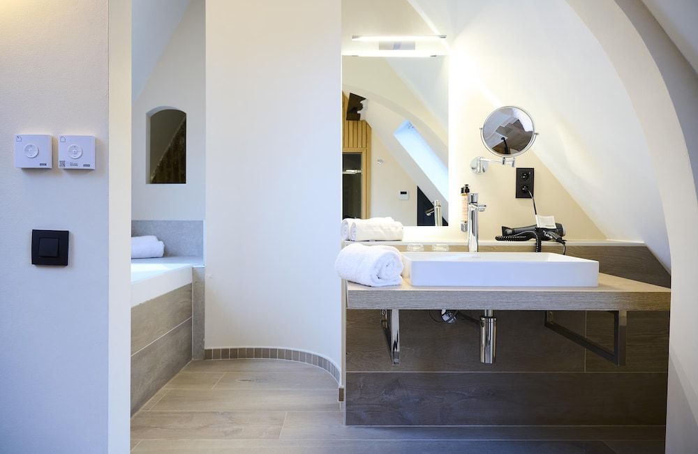 Les Tanneurs de Namur Luxury Suite with Spa Bath, Hammam and Balcony 4