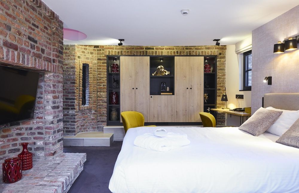 Les Tanneurs de Namur Luxury Suite with Spa Bath, Hammam and Balcony 2