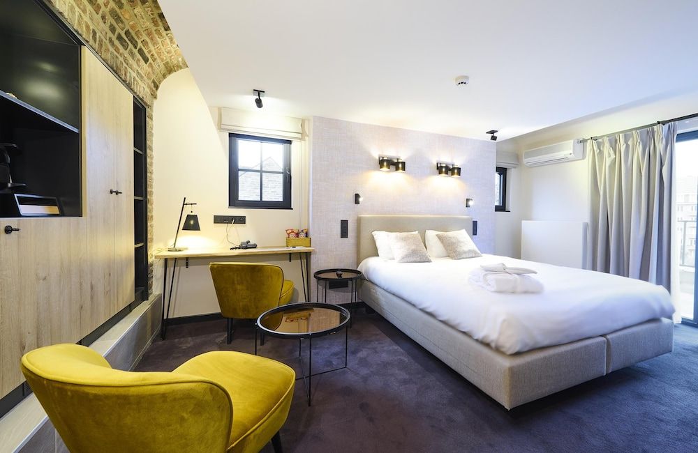 Les Tanneurs de Namur Luxury Suite with Spa Bath, Hammam and Balcony 3