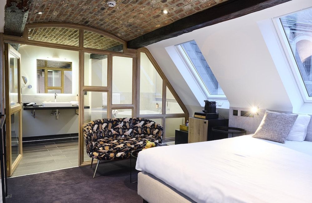 Luxury King Size Suite with Spa Bath