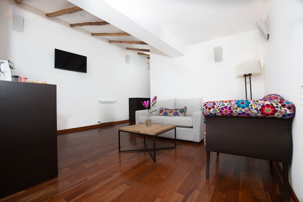 Signature Suite, 1 King Bed with Sofa bed, City View, Tower