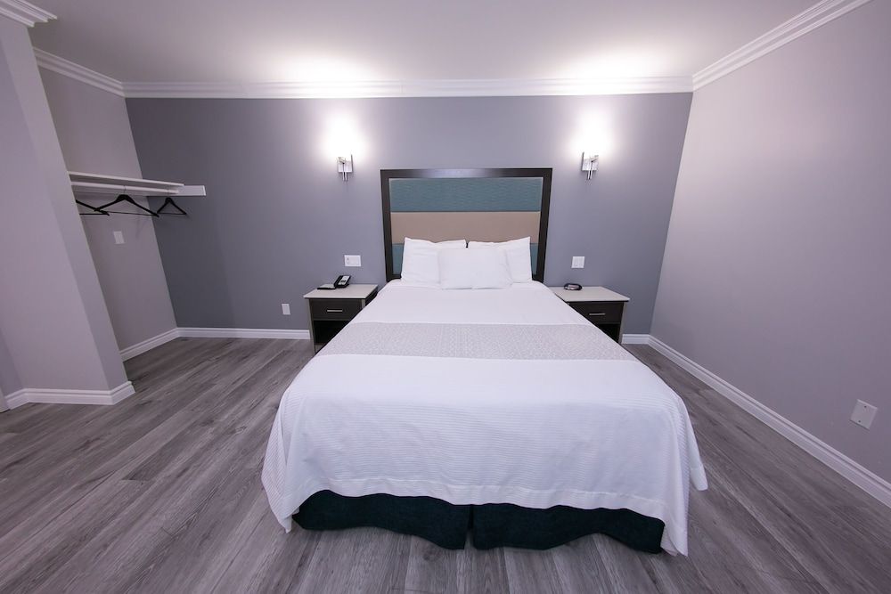 Room, 1 Queen Bed, Mobility Accessible, Non Smoking (Roll-In Shower)