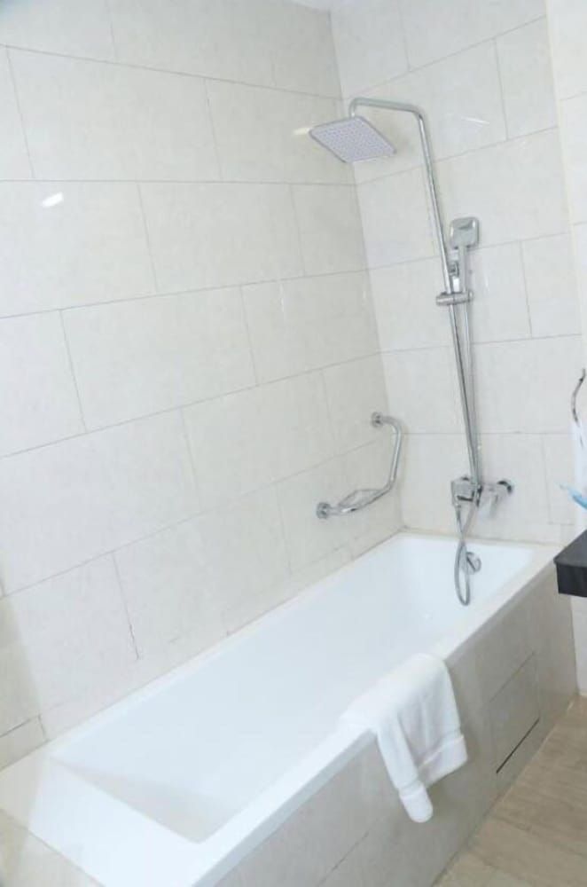 Deep Soaking Bathtub