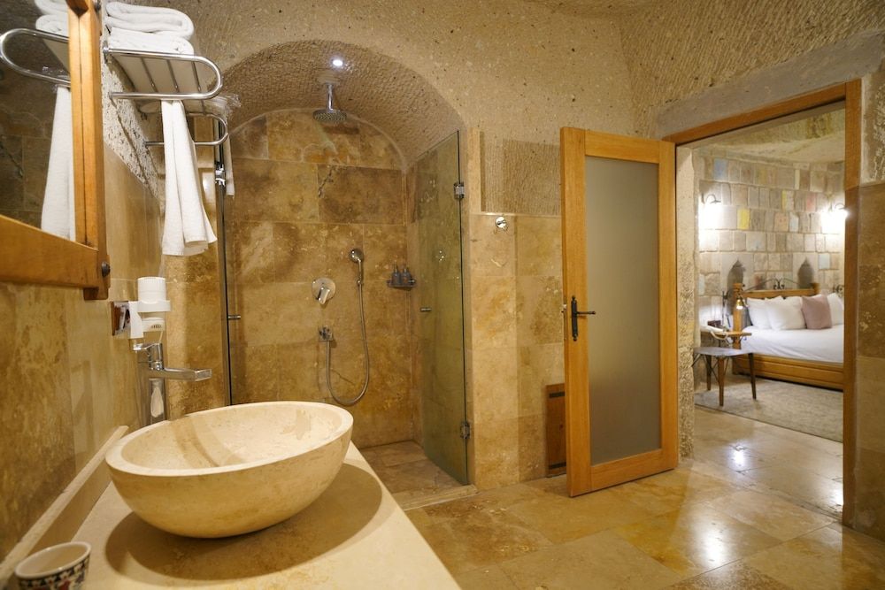 Design Cave Hotel Standard Room 7