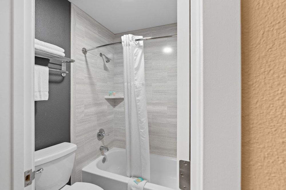 Basecamp Puyallup a Travelodge by Wyndham Deluxe Room, 1 King Bed, Non Smoking 7