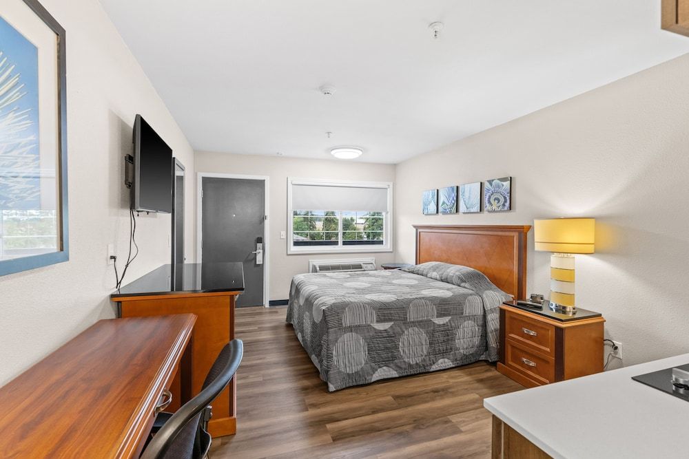 Basecamp Puyallup a Travelodge by Wyndham Deluxe Room, 1 King Bed, Non Smoking 3