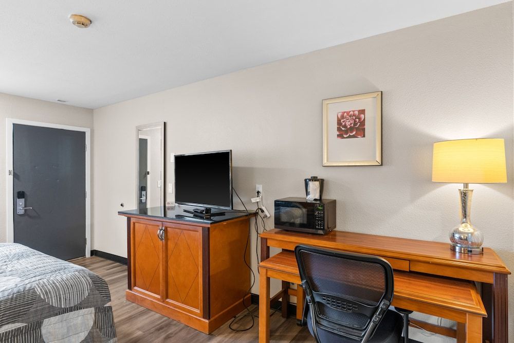 Basecamp Puyallup a Travelodge by Wyndham Room, 1 Double Bed, Non Smoking 8