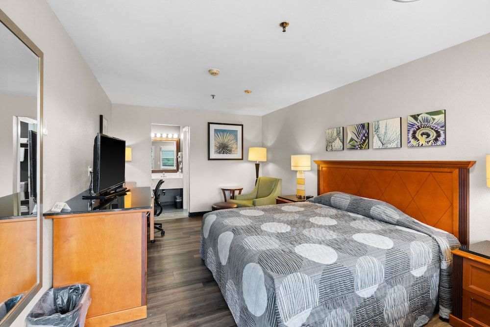 Basecamp Puyallup a Travelodge by Wyndham Room, 1 King Bed, Non Smoking 2