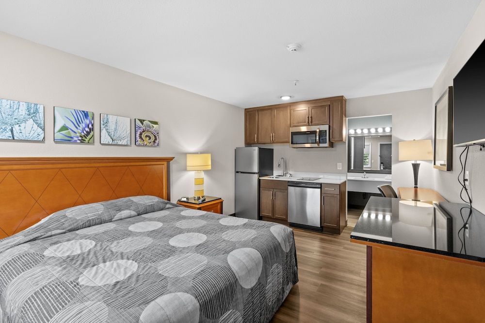 Basecamp Puyallup a Travelodge by Wyndham Deluxe Room, 1 King Bed, Non Smoking 2