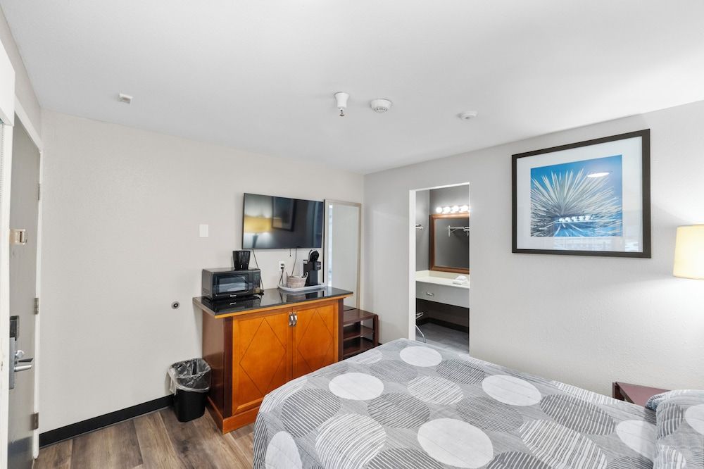 Basecamp Puyallup a Travelodge by Wyndham Room, 1 Double Bed, Non Smoking 2