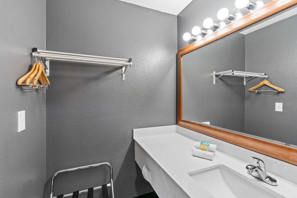 Basecamp Puyallup a Travelodge by Wyndham Deluxe Room, 1 King Bed, Non Smoking 6