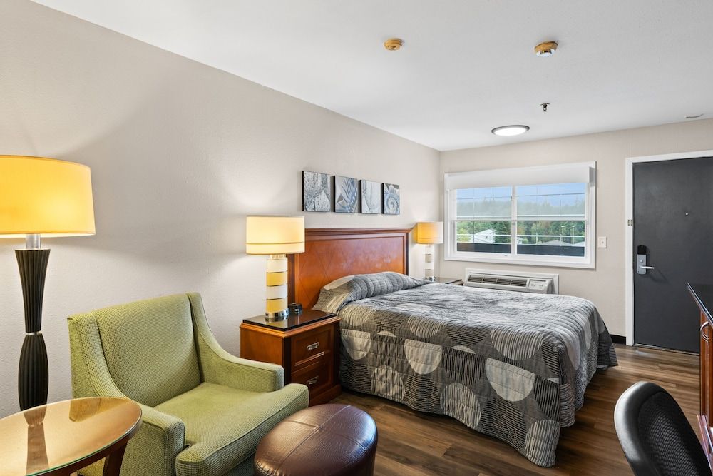 Basecamp Puyallup a Travelodge by Wyndham Room, 1 King Bed, Non Smoking 4