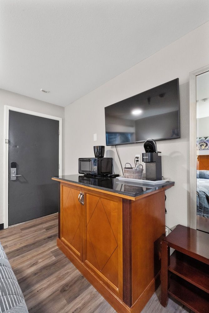 Basecamp Puyallup a Travelodge by Wyndham Room, 1 Double Bed, Non Smoking 9