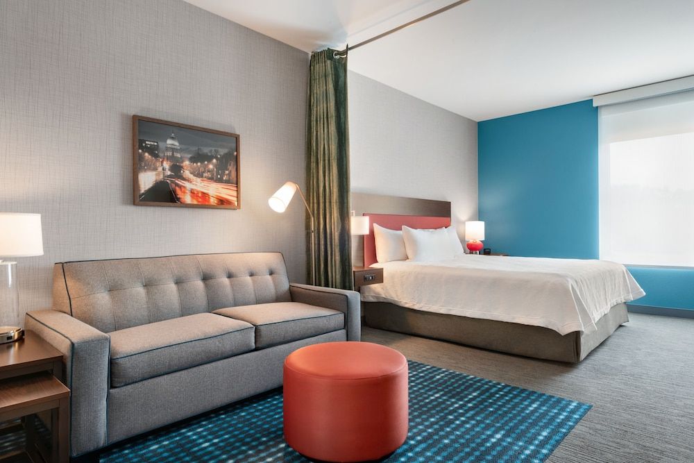 Deluxe Studio, 1 King Bed, Accessible, Bathtub
