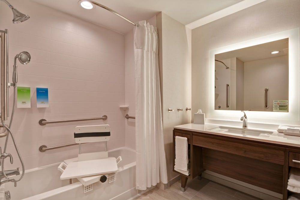 Deluxe Studio, 1 King Bed, Accessible, Bathtub