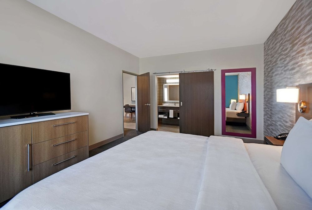 Deluxe Room, 1 King Bed, Accessible (Hearing)