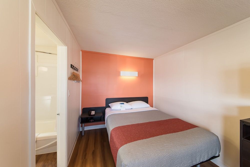 Motel 6 Cranbrook, BC Deluxe Room, Multiple Beds, Non Smoking, Kitchenette 5