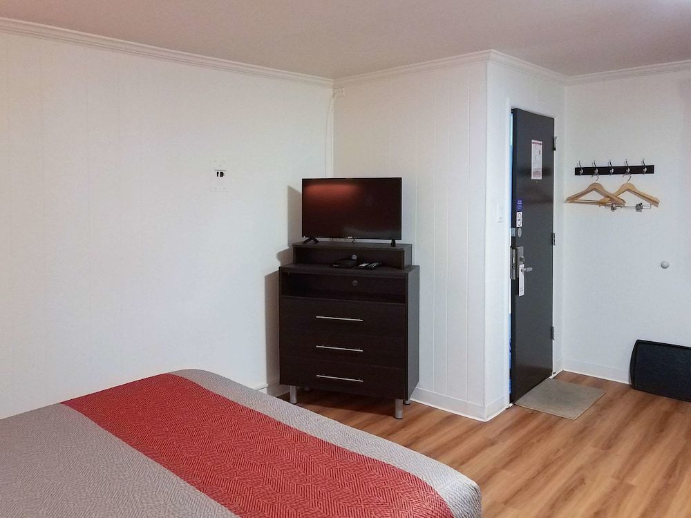 Motel 6 Cranbrook, BC Deluxe Room, Multiple Beds, Non Smoking, Kitchenette 6