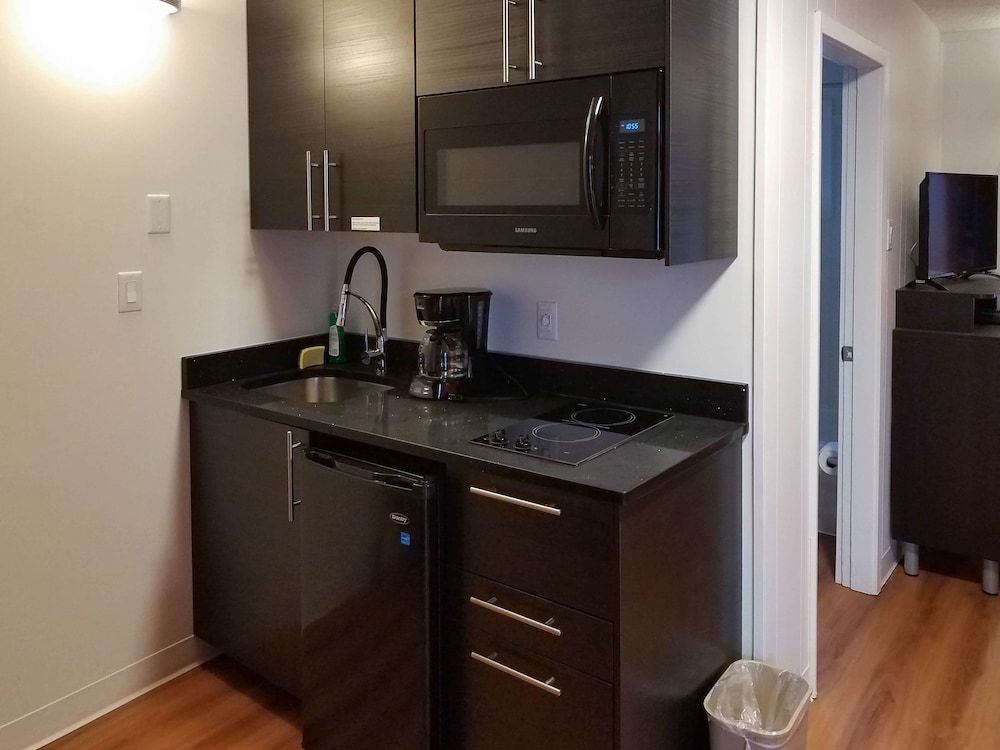 Motel 6 Cranbrook, BC Deluxe Room, Multiple Beds, Non Smoking, Kitchenette 9