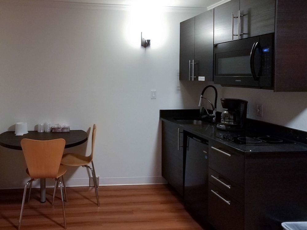 Motel 6 Cranbrook, BC Deluxe Room, Multiple Beds, Non Smoking, Kitchenette 10