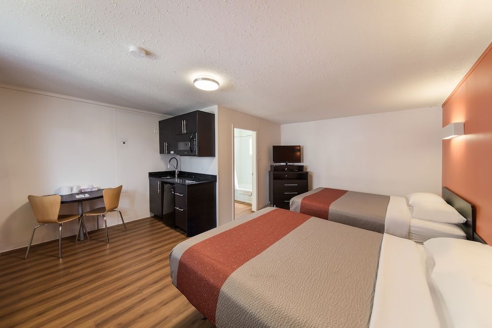 Motel 6 Cranbrook, BC Deluxe Room, 2 Queen Beds, Non Smoking, Kitchenette 3