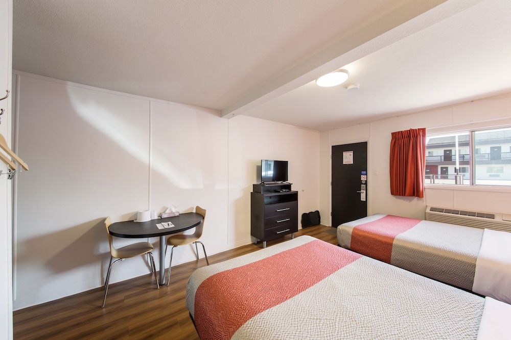 Motel 6 Cranbrook, BC Deluxe Suite, Multiple Beds, Non Smoking, Kitchenette 2