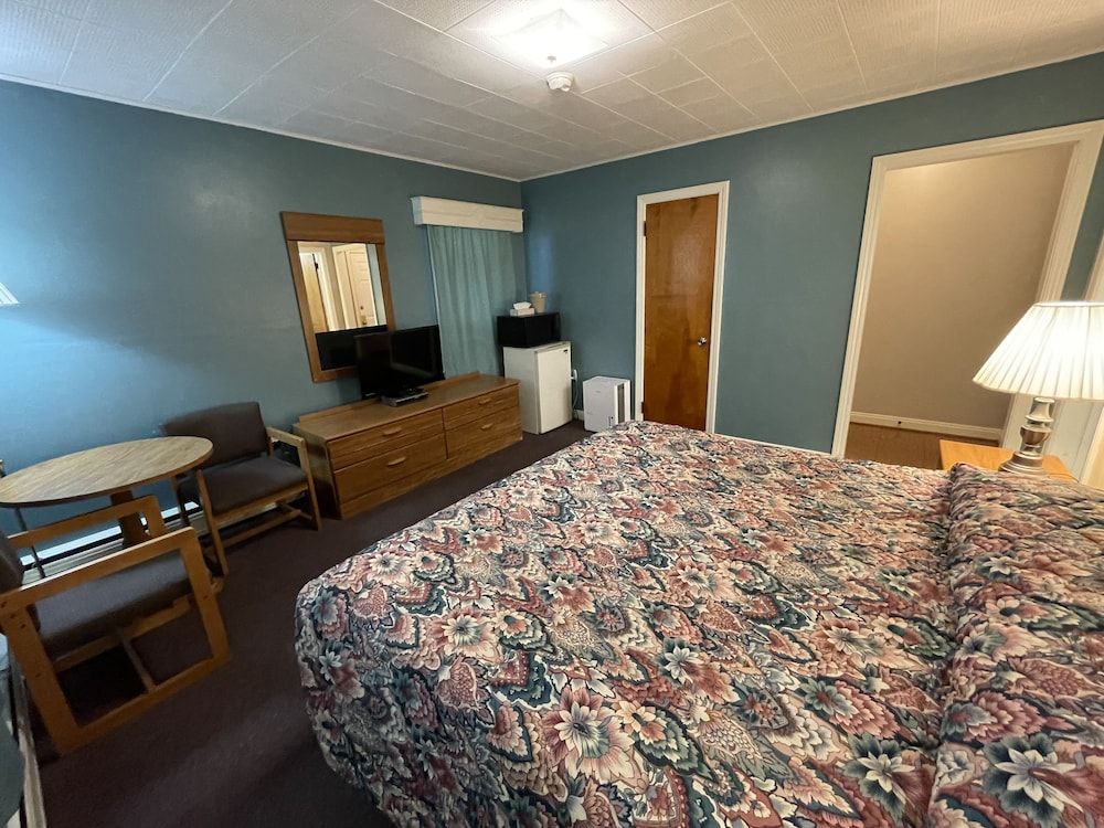 1 King Bed, Motel Style