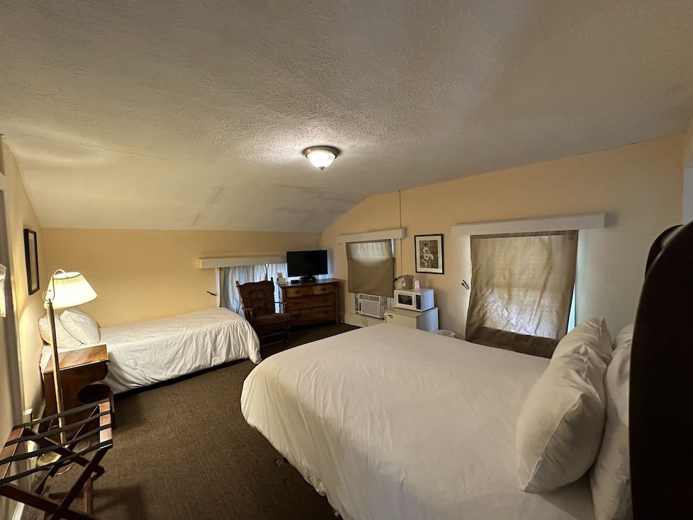 1 Queen Bed and 1 Single Bed, Inn Style